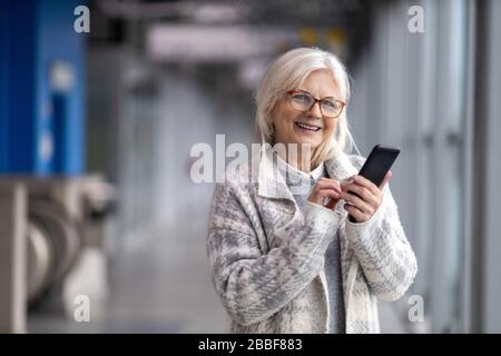 Portrait der älteren Frau lächelnd Stockfoto