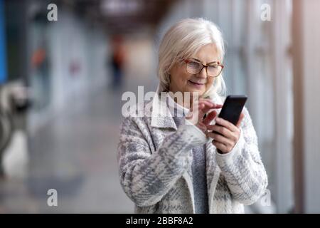 Portrait der älteren Frau lächelnd Stockfoto