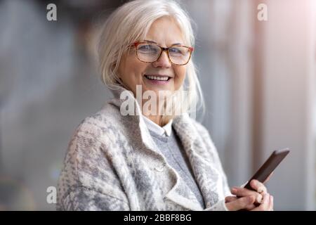 Portrait der älteren Frau lächelnd Stockfoto