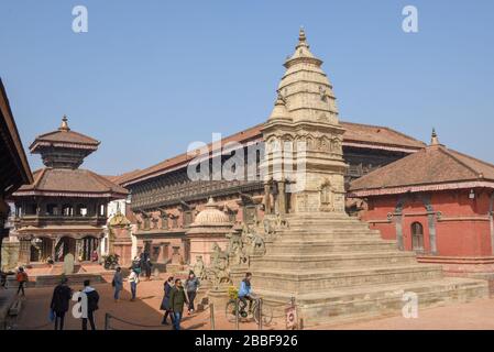 Bhaktapur, Nepal - 28. Januar 2020: Menschen, die auf dem Durban-Platz in Bhaktapur auf Nepal laufen Stockfoto