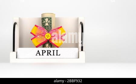 Ständiger Kalender mit Holzwürfeln zum Geburtstag des Dollars am 01. April. Stockfoto