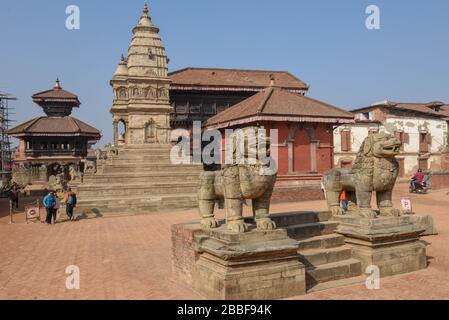 Bhaktapur, Nepal - 28. Januar 2020: Menschen, die auf dem Durban-Platz in Bhaktapur auf Nepal laufen Stockfoto