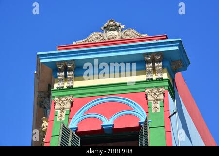 Buenos Aires, Argentina-Februar 2019: Tiefwinkel Nahansicht des obersten vorderen Abschnitts des typischen bunten Gebäudes im Viertel La Boca in Buenos Aires Stockfoto