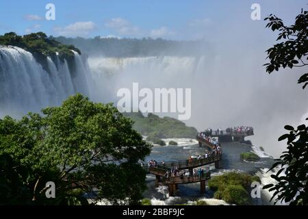 Iguazu Falls, Brasil-Februar 2019; Panoramablick mit Sprühnebel und Nebel der größten und unglaublichsten Wasserfälle der Welt mit mehr als 270 Stürzen; Stockfoto