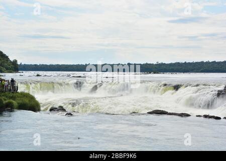 Iguazu Falls, Brasilien/Argentina - Februar 2019; Panoramablick über das parana-plateau in Richtung der größten und unglaublichsten Wasserfälle der Welt mit mo Stockfoto