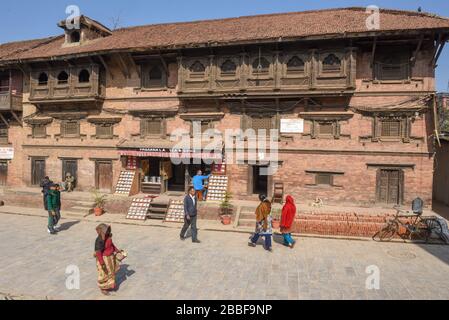 Bhaktapur, Nepal - 28. Januar 2020: Menschen, die auf dem Tachupal-Platz in Bhaktapur auf Nepal laufen Stockfoto