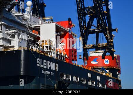 Nahansicht der oberen Plattform angedockte Offshore-Plattform, größtes Kranschiff der Welt (Sleipnir) mit Produkt Stockfoto
