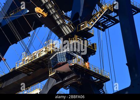 Rotterdam, der Netherlands-März 2020: Tiefwinkel-Nahaufnahme des Kranabschnitts mit Kabine der Offshore-Plattform, größtes Kranschiff der Welt (SL Stockfoto