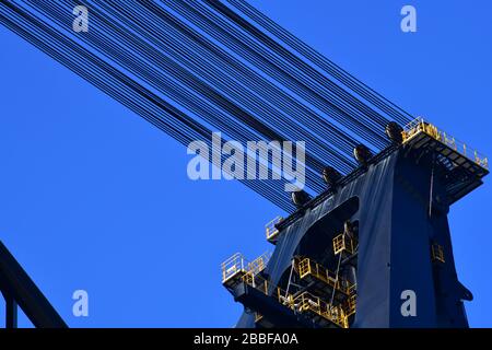 Rotterdam, der Netherlands-März 2020: Tiefwinkel-Nahaufnahme des obersten Abschnitts des Riesenkrans mit Kabeln der Offshore-Plattform, dem größten Kranschiff in Stockfoto