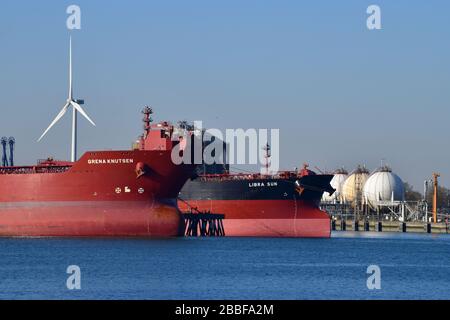 Rotterdam, der niederländische März 2020: Nahaufnahme von zwei angedockten Tankern für Chemikalien und Ölprodukte im 7. Mineralölhafen mit Tanklager in Th Stockfoto