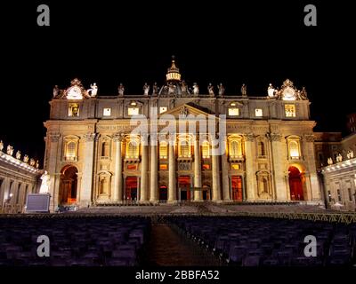 Der berühmte Petersdom in der Nacht im Vatikan Stockfoto