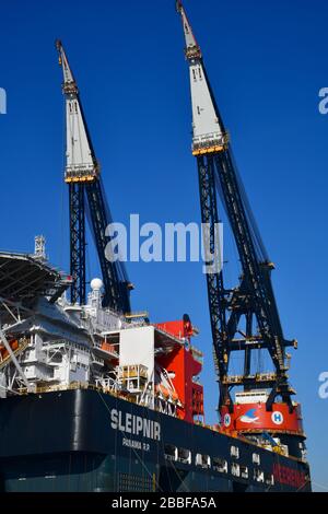 Rotterdam, die Niederlande-März 2020: Tiefwinkelansicht zweier großer Kräne auf der Offshore-Plattform, größtes Kranschiff der Welt (Sleipnir) mit prod Stockfoto