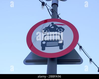 Super Held auf Motorrad und Auto rotes Schild - London Stockfoto