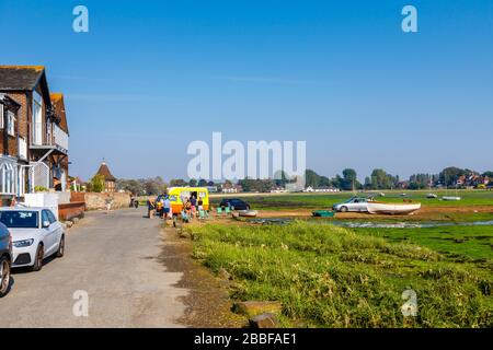 Eistransporter am Straßenrand an der Shore Road an der Küste von Bosham, einem kleinen Dorf im Chichester Harbour, West Sussex, an der Südküste Englands Stockfoto