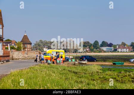 Eistransporter am Straßenrand an der Shore Road an der Küste von Bosham, einem kleinen Dorf im Chichester Harbour, West Sussex, an der Südküste Englands Stockfoto