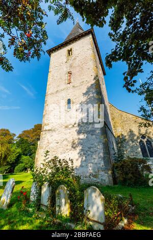 Holy Trinity Church, ein denkmalgeschütztes historisches Gebäude in Bosham, einem kleinen Dorf im Chichester Harbour, West Sussex, an der Südküste Englands Stockfoto