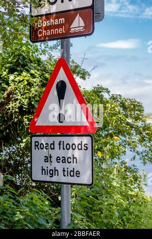 Hinweis: "Straßenfluten bei jeder Flut", am Bosham Channel, einem Küstendorf, am Chichester Harbour an der Südküste, im Chichester Distrikt von West SUSS Stockfoto