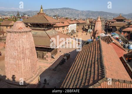 Bhaktapur, Nepal - 28. Januar 2020: Menschen, die auf dem Durban-Platz in Bhaktapur auf Nepal laufen Stockfoto