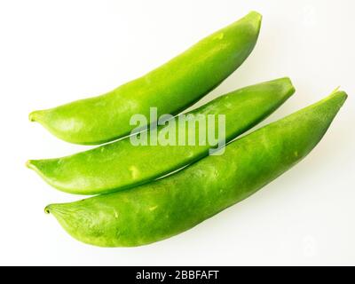 Drei frische grüne Zuckererbsen auf weißem Hintergrund Stockfoto