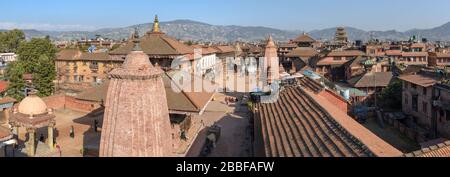 Bhaktapur, Nepal - 28. Januar 2020: Menschen, die auf dem Durban-Platz in Bhaktapur auf Nepal laufen Stockfoto