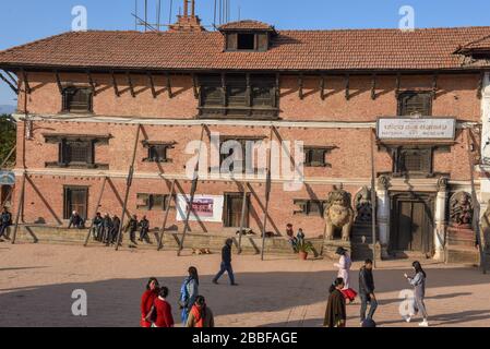 Bhaktapur, Nepal - 28. Januar 2020: Menschen, die auf dem Durban-Platz in Bhaktapur auf Nepal laufen Stockfoto