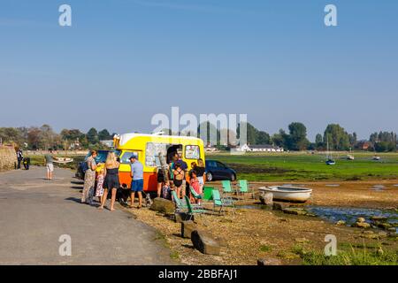 Eistransporter am Straßenrand an der Shore Road an der Küste von Bosham, einem kleinen Dorf im Chichester Harbour, West Sussex, an der Südküste Englands Stockfoto