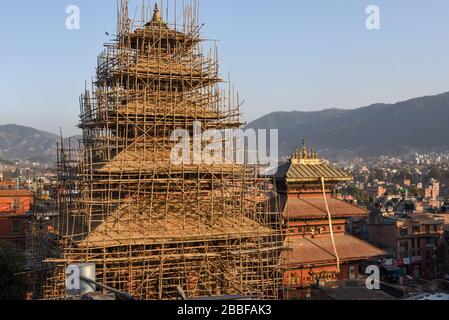 Wiederaufbau eines Tempels nach dem Erdbeben in Bhaktapur in Nepal Stockfoto