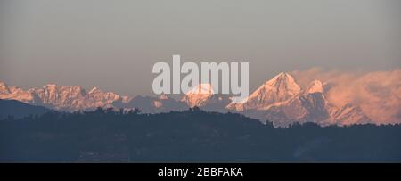 Blick auf den Himalaya-Gebirgskamm von Bhaktapur in Nepal Stockfoto