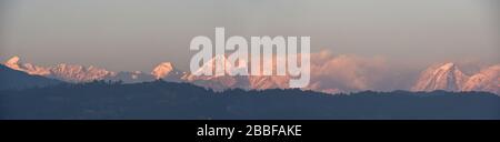 Blick auf den Himalaya-Gebirgskamm von Bhaktapur in Nepal Stockfoto