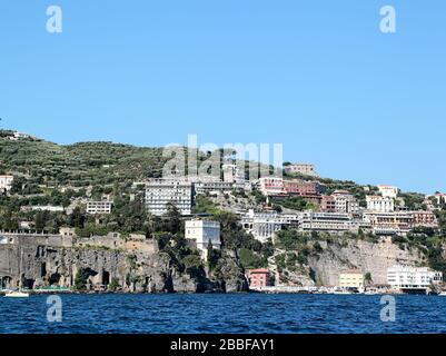 Sorrento vom Wasser aus gesehen, Italien Stockfoto