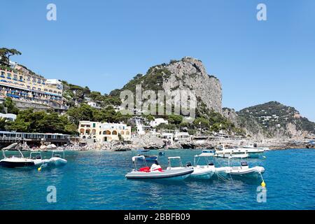 Capri, Italien: Blick auf die Marina Piccola Stockfoto