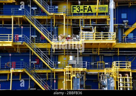 Frontale Nahaufnahme des Aufbaus einer Ölförderplattform, die im F3-FA-Produktionsfeld Nordsee eingesetzt wird Stockfoto