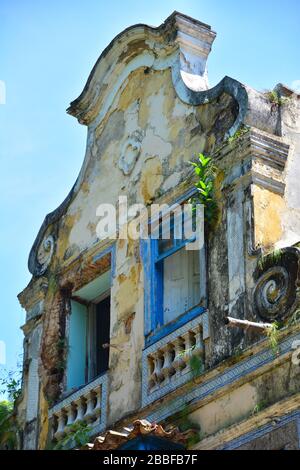 Nahaufnahme des oberen Teils der Fassade an einem der großen neokolonialen Häuser in Largo do Boticario mit Atlantik Stockfoto