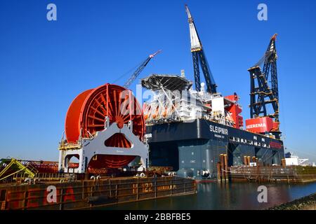 Rotterdam, die Niederlande-März 2020: Eine angedockte Offshore-Plattform, das größte Kranschiff der Welt (Sleipnir) mit Produktions- und Verarbeitungseinrichtungen Stockfoto