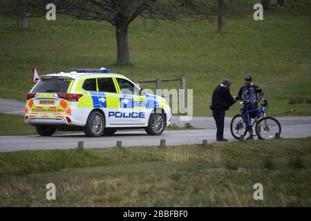 Eine Polizeipatrouille hält an, mit einem Radfahrer im Richmond Park in Richmond upon Thames, im Südwesten Londons zu sprechen, da Großbritannien weiterhin in Sperrniederlegung ist, um die Ausbreitung des Coronavirus einzudämmen. Stockfoto