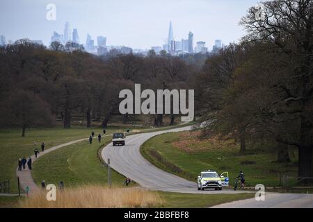 Eine Polizeipatrouille hält an, mit einem Radfahrer im Richmond Park in Richmond upon Thames, im Südwesten Londons zu sprechen, da Großbritannien weiterhin in Sperrniederlegung ist, um die Ausbreitung des Coronavirus einzudämmen. Stockfoto