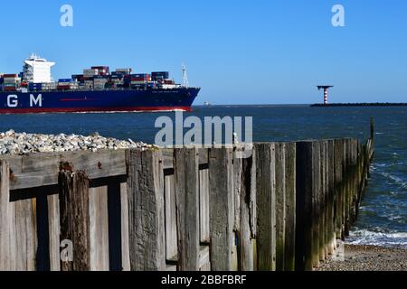 Rotterdam, die Niederlande - März 2020: Blick auf einen Containereinstieg, der entlang des langen Holztrakwhals und des Radarturms im Rücken zu sehen ist Stockfoto