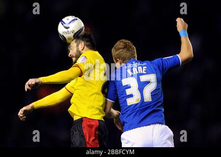 Der Kampf von Harry Kane (rechts) und Watfords Marco Cassetti (links) um den Ball Stockfoto