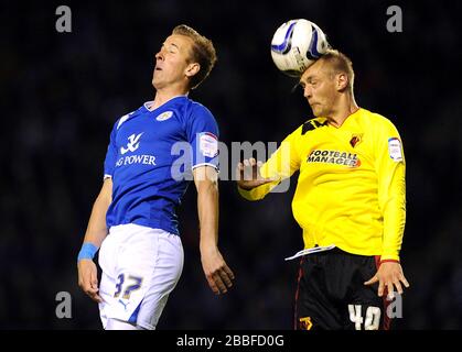 Der Kampf von Harry Kane (links) und Watfords Joel Ekstrand (rechts) um den Ball Stockfoto