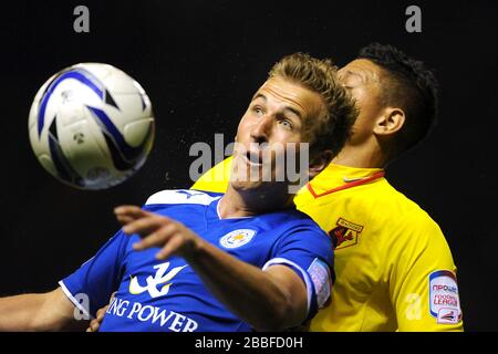 Der Kampf von Harry Kane (links) und Watfords Matthew Briggs (rechts) um den Ball Stockfoto