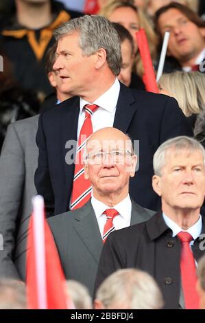 Sir Bobby Charton (Mitte) vor dem scheidenden Vorstandsvorsitzenden David Gill auf der Tribüne Stockfoto