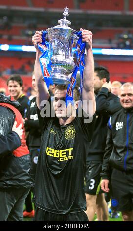 Wigan Athletisches Callum McManaman feiert mit dem FA Cup Stockfoto