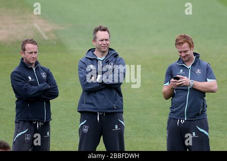 Surrey Professional Team Analyst & Performance Manager David Court (rechts), Bowling Coach Stuart Barnes und Second XI Coach Ali Brown (links) Stockfoto