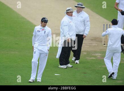 Englands Alistair Cook Walks of AS Rain stoppt das Spiel während des zweiten Investec Test Matches in Headingley, Leeds. Stockfoto