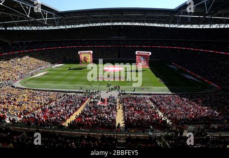 Allgemeine Ansicht der Teams, die sich vor dem Anpfiff zusammensetzen Stockfoto