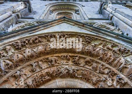 Detail der Torbogenschnitzereien in der zerstörten Glastonbury Abbey, Somerset, England Stockfoto