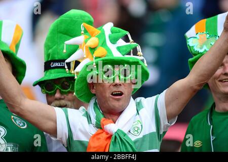 Fans der Republik Irland zeigen vor dem Anpfiff Unterstützung für ihr Team auf den Tribünen Stockfoto