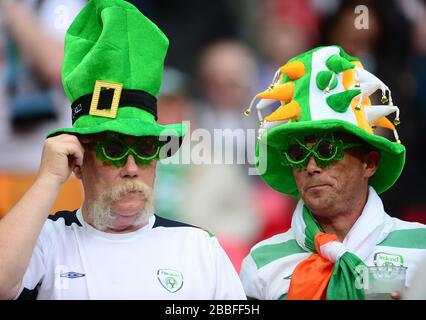 Fans der Republik Irland tragen Hüte und Brille auf den Tribünen Stockfoto