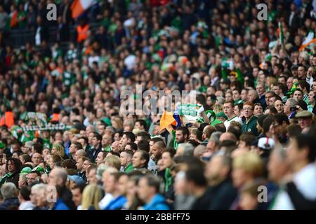 Fans der Republik Irland jubeln auf der Tribüne auf ihrer Seite Stockfoto