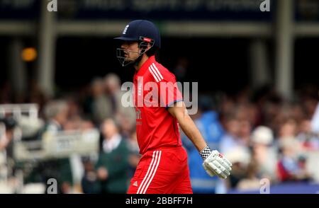 Englands Alastair Cook verlässt das Feld, nachdem er herausgetappt wurde Stockfoto